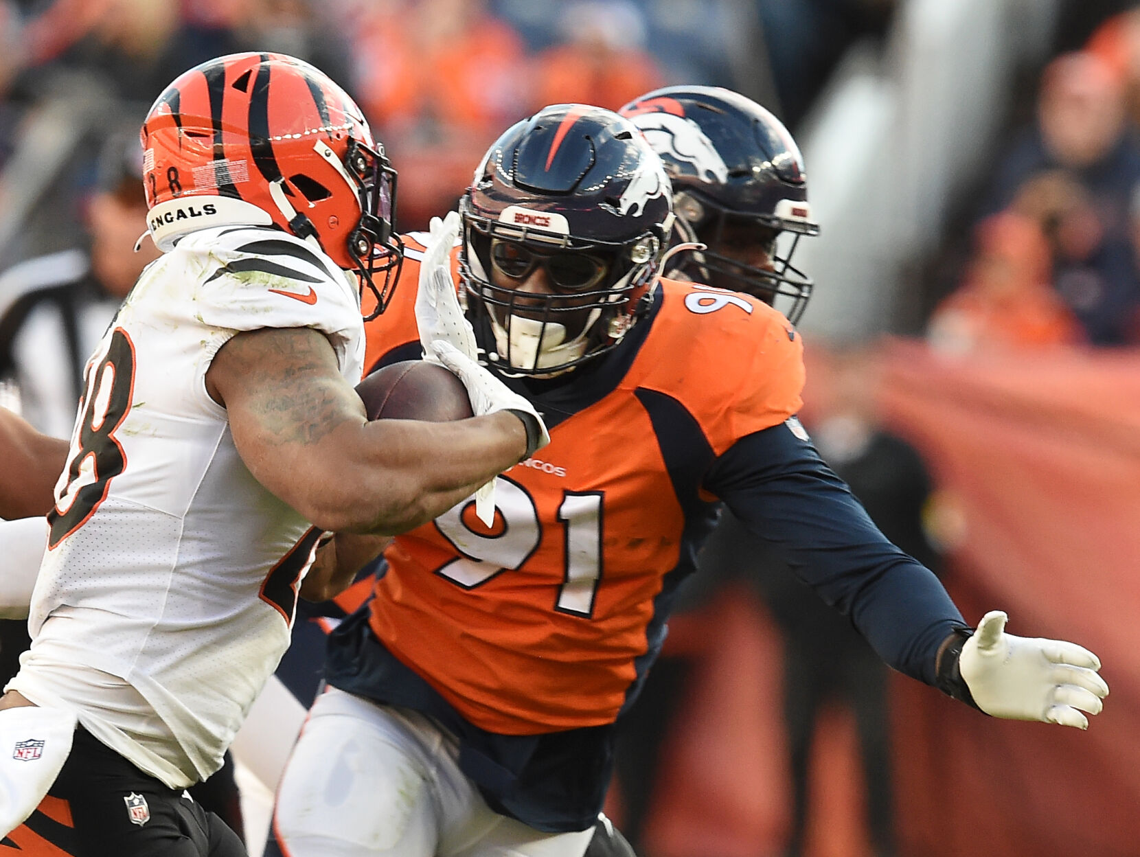 121921-s-dg-bengalsbroncos1005 .jpg